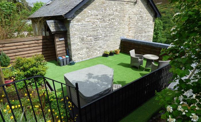 Relax in a self catering apartment with hot tub and enjoy the views of unspoilt countryside or starry skies.